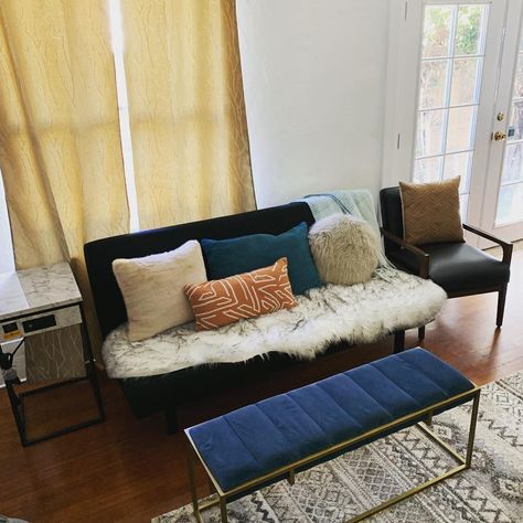 Futon Pillow Arrangement, Styling A Futon Couch, Futon Styling Ideas, Black Futon Living Room Ideas, Black Futon Decor Ideas, Futon Decor Ideas, Futon Living Room Ideas Apartments, Futon Living Room Decor, Living Room With Futon