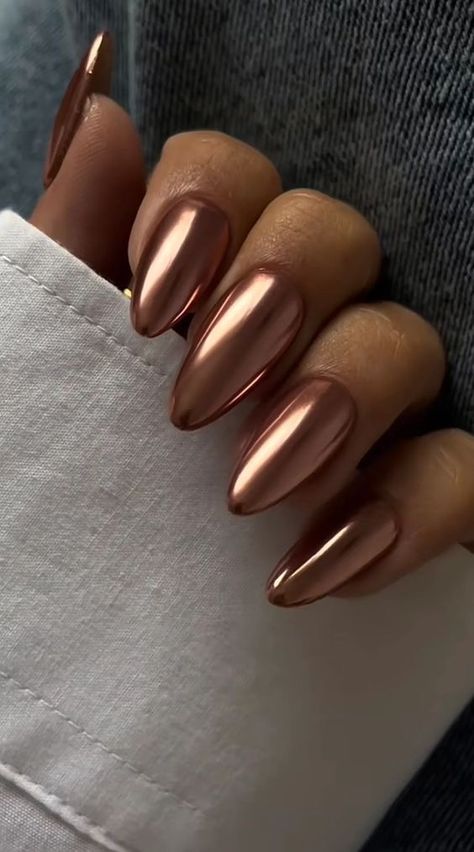 Fall Nail Color Ideas 2023, Thanks Giving Nails Color, October Manicure Ideas, Fall Nails 2023 Trends Dip, Fallnails Autumn 2023, Nails October 2023, Rust Chrome Nails, Fall Nails Nail Art, October Nails 2023