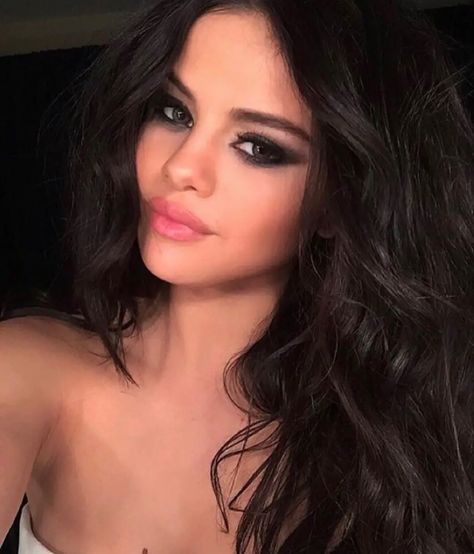 Selena Gomez Ponytail, New Year Eve Makeup, Sonia Ben Ammar, 90s Haircuts, Selena Gomez Makeup, Eve Makeup, Selena Gomez Hair, Trendy Bob Hairstyles, New Years Eve Makeup