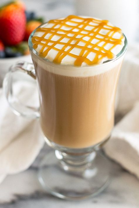 A homemade copycat recipe for Starbucks' caramel macchiato, but better! From BakingMischief.com Starbucks Caramel Macchiato Recipe, Starbucks Caramel Macchiato, Food Polls, Caramel Macchiato Recipe, Homemade Mocha, Macchiato Recipe, Starbucks Caramel, Creamer Recipe, Copycat Starbucks