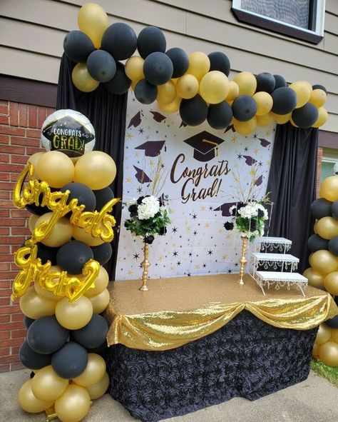 Graduation Simple Decorations, Backdrop Ideas For Graduation Party, Simple Graduation Decorations, Graduation Decoration Ideas Backdrops, Diy Graduation Party Decorations, High School Graduation Decorations, Graduation Backdrop Ideas, Diy Graduation Backdrop, Diy Graduation Party