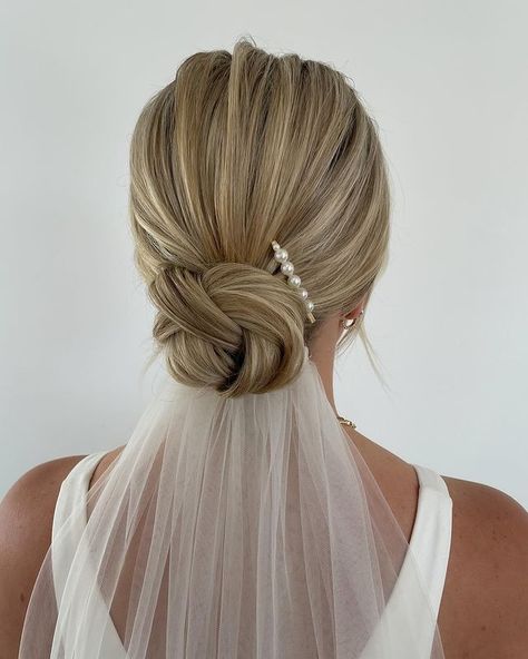 Bridal Hair Updo Elegant, Upstyle Wedding Hair, Wedding Hair Blonde, Clean Bun, Knotted Bun, Wedding Updo Hairstyles, Low Bun Wedding Hair, Bride Hairstyles Updo, Cascading Curls