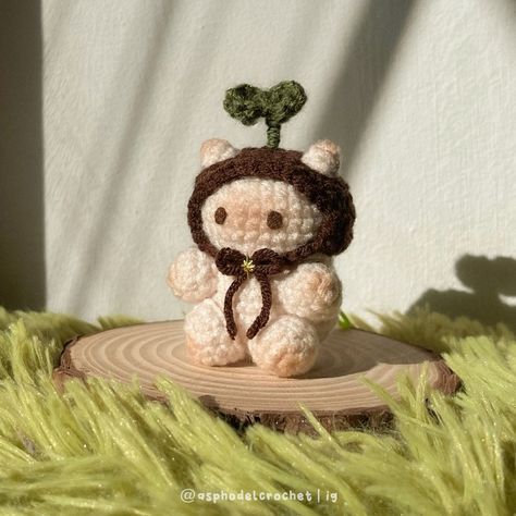 Cute Crochet Sprout Hat Cat Plush Crochet Cat Plush, Crochet Sprout, Aesthetic Amigurumi, Cottagecore Crochet, Crochet Accessory, Instagram Pattern, Animal Amigurumi, Crochet Fairy, Confection Au Crochet