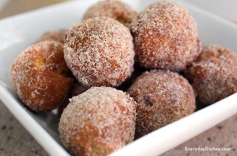 Use this recipe to make homemade, deep-fried pumpkin donut holes. Donut Holes Recipe, Fried Pumpkin, Pumpkin Donut Holes, Pumpkin Donuts Recipe, Donut Hole Recipe, Pumpkin Donut, Pumpkin Doughnut, Pumpkin Spice Donut, Donut Holes