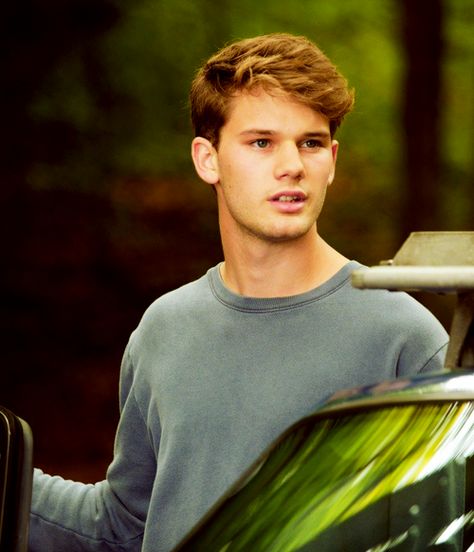 His beauty❤ punch me in the face repeatedly PLS Jeremy Irvine, Maxon Schreave, Horse Star, Now Is Good, Stonewall Riots, Hottest Male Celebrities, Attractive Guys, British Actors, Pretty Men