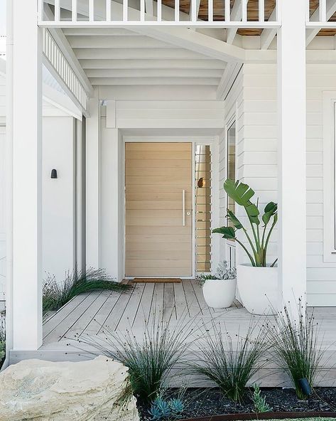 Kristie Simpson (@kristiesimpsoncreative) • Instagram photos and videos Office At Front Of House, Coastal Facade, Backyard Shop, Hamptons House Exterior, Coastal Exterior, Weatherboard House, Casa Clean, Outdoor Paving, House Front Porch