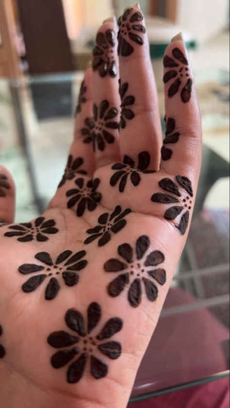 Modern Mehndi Designs Minimal Front Hand, Mehandi Aesthetic Designs, Simple Henna Hand Designs, Minimal Mehendi Designs Aesthetic Palm, Mehendi Inspo Aesthetic, Minimal Mehandi Design, Aesthetic Simple Mehendi, Minimal Mehendi Designs Aesthetic, Henna Back Hand