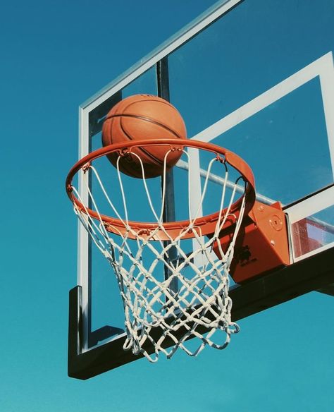 Basketball Rules, Swimming Pictures, Basketball Background, Ball Aesthetic, Bola Basket, Kobe Bryant Pictures, I Love Basketball, Basketball Wall, Basket Sport