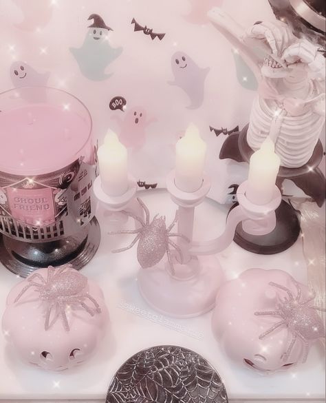 Halloween Room Decor Pink, Pastel Halloween Bedroom, Pastel Halloween Decorations Diy, Pink Halloween Centerpieces, Girlie Halloween Decor, Halloween Pastel Decor, Kawaii Halloween Decor, Pink Halloween Aesthetic Decor, Halloween Aesthetic Pink