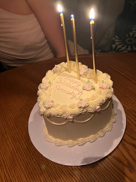 Cute Dainty Birthday Cake, That Girl Since 98 Cake, Astetic Cake Birthday, Couqutte Birthday Cake, 16ty Birthday Cake, Cake Aethstetic, 16 Birthday Cake Aesthetic, Aestethic Birthday Cake, Sweet 16 Birthday Cake Ideas