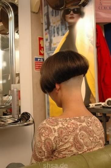 A short bob haircut with a high smoothly shaved nape is a must try for all you girls and bois <3 Be sure to ask your stylist to cut the bangs super short for that nice femme look. Mushroom Bob, Bobbed Haircuts, Micro Bob, Undercut Bob Haircut, Shaved Bob, Nape Haircut, Curly Undercut, Undercut Bob, Short Bobs