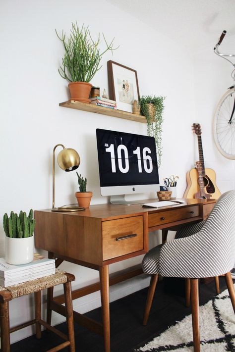 A Bohemian - Mid Century Home Like No Other - Decoholic Bohemian Home Office, Gravity Home, Apartment Decoration, Design Del Prodotto, Cool Ideas, Retro Home Decor, A Desk, Mid Century Modern House, Retro Home