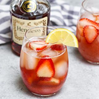 Mixed Drinks Hennessy, Hennessy Strawberry Lemonade, Henny Lemonade Recipe, Drinks With Hennessy Recipe, Hennessy Mixed Drinks Recipes, Drinks Made With Hennessy, Mixed Henny Drinks, White Hennessy Cocktails, Mixed Drinks With Hennessy