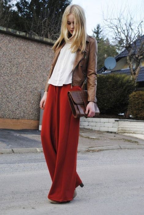 Red Palazzo Pants, Walking Down The Street, Outfit Chic, Victoria Secrets, Red Pants, Baggy Pants, Pantalon Large, Brown Leather Jacket, 가을 패션