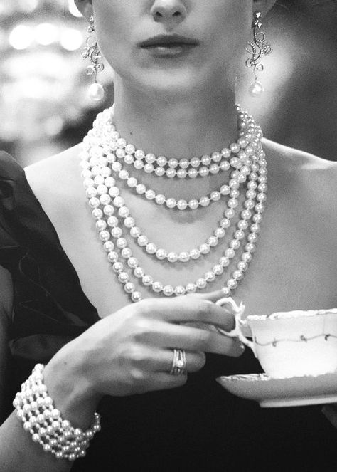 people drinking tea Keira Knightley, Woman With Pearls, How To Wear Pearls, Beauty Quiz, Wearing Pearls, Wear Pearls, Anna Karenina, Black And White Photograph, Pearl And Lace