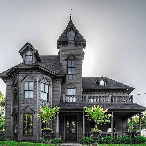 Pricey Pads on Instagram: “There's just something about a black house! I don't think I'd be brave enough to do it but I would definitely buy one 😂😍. This 1872 Second…” Victorian Gothic House Exterior, Gothic House Plans, Gothic House Exterior, Gothic Exterior, Goth Mansion, Victorian Gothic House, Second Empire House, Gothic Homes, Goth Houses