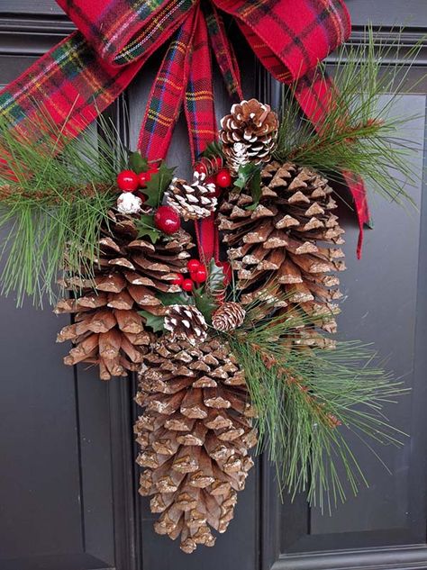 Pine Cone Christmas Front Door Decoration #Christmas #Christmasdecor #pinecones #crafts #decorhomeideas Pine Cone Christmas Decorations, Pinecone Crafts Christmas, Pine Cone Wreath, Cone Wreath, Xmas Table, Christmas Pine Cones, Rustic Christmas Wreath, Christmas Front Doors, Pine Cone Decorations