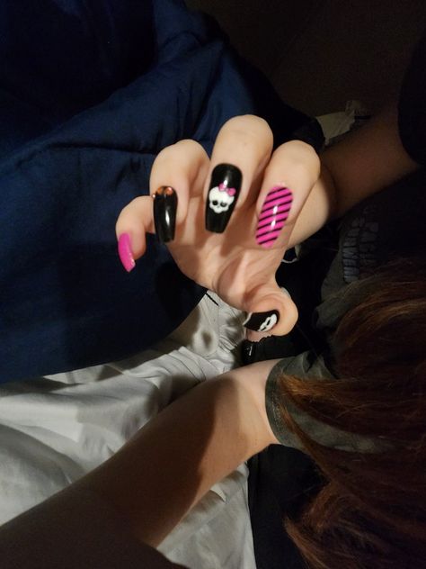 Monster High Nails Short, Icp Juggalo Nail Ideas, Nail Ideas Monster High, Draculaura Nails Aesthetic, Draculaura Nails Ideas, Monster High Nails Draculaura, Nail Ideas Alt, Monster High Nails Acrylic, Scene Nails Short