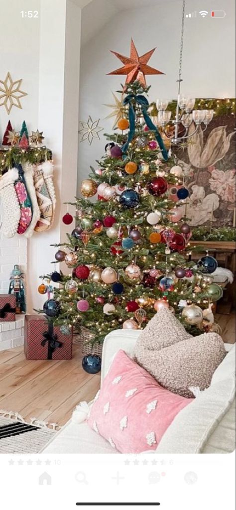 Flocked Vintage Christmas Tree, Christmas Trees Colorful, Tree With Green Ornaments, Colorful Eclectic Christmas Decor, Christmas Tree Decor Inspiration, Colorful Xmas Tree Decorating Ideas, Colored Christmas Lights On Tree, Colorful Boho Christmas Tree, Colorful Christmas Color Palette