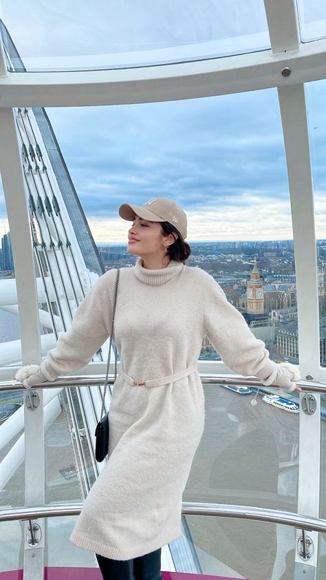 Girl in a white cotton dress standing inside London eye with views of Big Ben London Eye Outfit, London Eye Photo Ideas, London Eye Photography, London Pics, London Photo Ideas, London Photoshoot, London 2023, Travel Pose, The London Eye