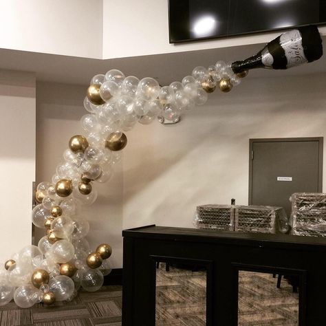 Gold and clear balloons make up this beautiful organic champagne balloon arch. 50 Balloon Garland, Clear Balloon Backdrop, Champagne Balloon Backdrop, Champagne Bubble Balloons, Golden Balloon Arch, Nye Balloon Arch, Balloon Champagne Bubbles, Champagne Balloons Bubbles, Champagne Bottle Balloons