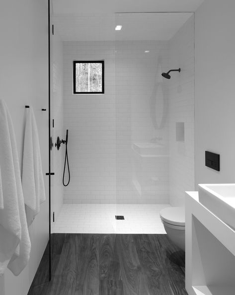 The minimalistic bathroom at the center of the studio separates the sleeping area from the living area . Makeover Kamar Mandi, Dekorere Bad, Japanese Bathroom, Decor Ikea, Minimalist Bathroom, Vintage Eclectic, Bath Room, Bathroom Design Small, Bathroom Renos