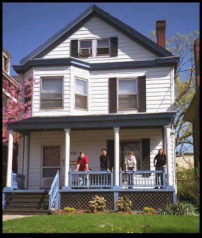 american house American Village Houses, Old American House Interior, Classic Suburban House, Average American House, American Suburban House Interior, 80's Houses Exterior, American Houses Interior, 70s Suburban House, Normal House Exterior