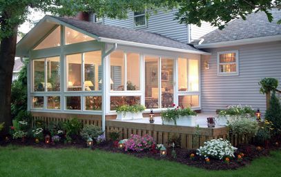 I love sunrooms! ♥ Like how this one leads to the hot tub. Four Season Sunroom, Deck Skirting, 4 Season Room, Four Seasons Room, Screened Porch Designs, Balkon Decor, Sunroom Addition, Three Season Room, Sunroom Designs