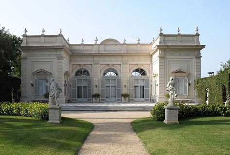 French Chateau Interiors Bedrooms, Small French Chateau, French Chateau House, French Chateau Interiors, Rome Buildings, Chateaux Interiors, Architecture Mapping, Canada House, Mediterranean Villa