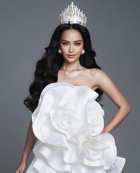 Miss Universe Vietnam, Miss Vietnam, White Flower Dress, Disney Paintings, Miss Korea, New Background Images, Best Face, Miss Universe, Flower Dress