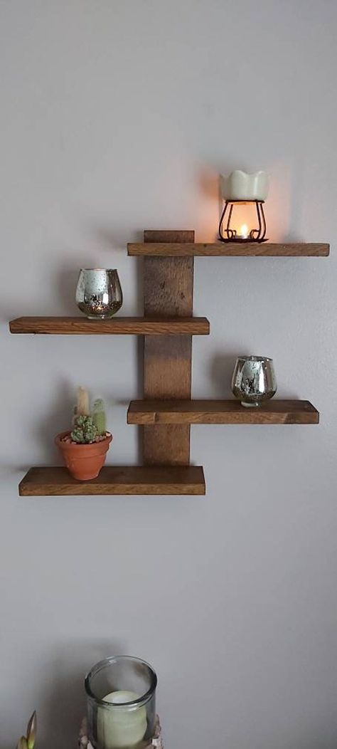 2x4 Hanging Shelf, Easy Diy Rustic Home Decor, Hanging Wood Decor, Diy Decorative Shelf, Home Made Shelves, Scrap Wood Ideas Home Decor, Handmade Wood Decor, Diy Small Shelf Ideas, Tiny Wood Projects