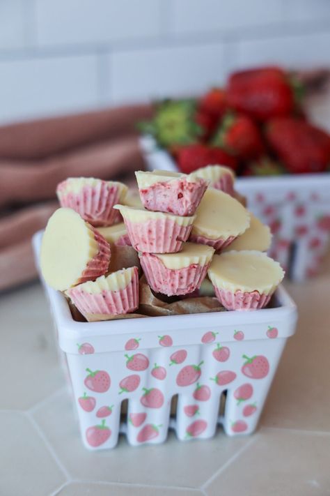 Strawberry yogurt clusters - danishealthyeats.com Oatmeal Clusters, Strawberry Yogurt Clusters, Yogurt Covered Strawberries, Yogurt Clusters, Health Balls, Easy Frozen Yogurt, Yogurt Drops, Frozen Yogurt Bites, Snickers Chocolate