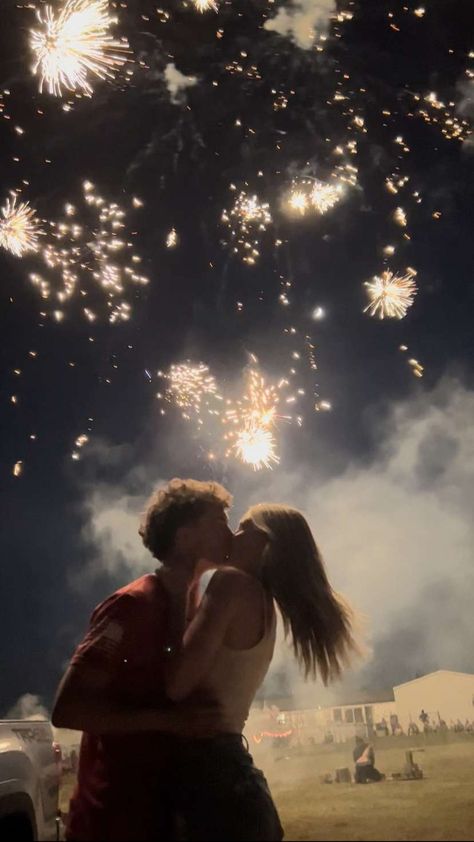 Couple New Years Pictures, Goals With Boyfriend, New Year Couple Pictures, New Year With Boyfriend, Firework Kiss, Boyfriend Dates, Fireworks Couple, New Year Kiss, Firework Pictures