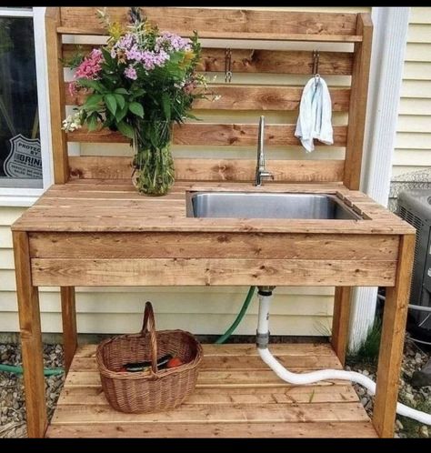 Diy Sink Outdoor, Porch Sink Ideas, Diy Outside Sink Ideas, Backyard Sink Station, Outdoor Garden Sink Station, Diy Potting Table With Sink, Outdoor Kitchen Pallets, Outdoor Dish Washing Station, Outside Sink Ideas