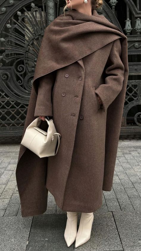 Runway Business Fashion, Classy Winter Outfits, Denim On Denim, Hijab Fashion Inspiration, Brown Coat, Looks Chic, 가을 패션, Mode Inspiration, Winter Fashion Outfits