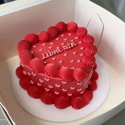 Cakes Inspo Aesthetic, Heart Cake 21 Birthday, Pink And Red Vintage Cake, Libra Bday Cake, Libra Heart Cake, Pink And Red Heart Cake, 23rd Birthday Cakes, Libra Season Cake, Libra Szn Cake