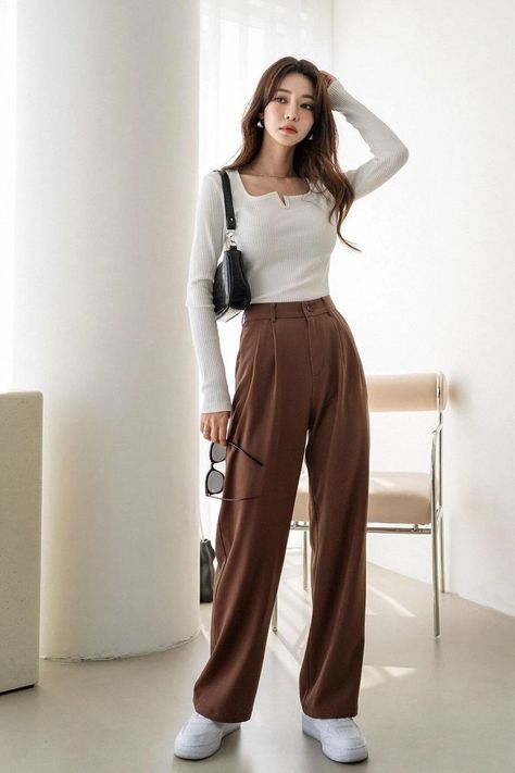 This brown zipper fly solid tailored pant is cool and stylish. Great to pair with T shirt, blouse, and all kinds of shoes,play a nice look. #pant #tailored Autumn Outfits Vintage, Brown Tailored Pants, Brown Trousers Outfit Women, Winter Travel Capsule Wardrobe, How To Style Brown Pants, Tailored Pants Outfit, Women Suit Pants, Brown Pants Outfit, Korean Pants