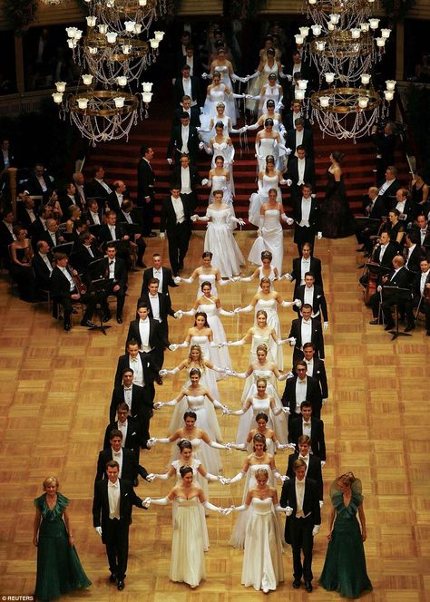 Right out of the history books. 186 debutantes and their partners dance the opening waltz at the Vienna Opera Ball. Naomi Campbell Aesthetic, Campbell Aesthetic, Vienna Ball, Vienna Opera Ball, Waltz Dance, Ball Dance, Ball Room, Ball Aesthetic, Royal Ball