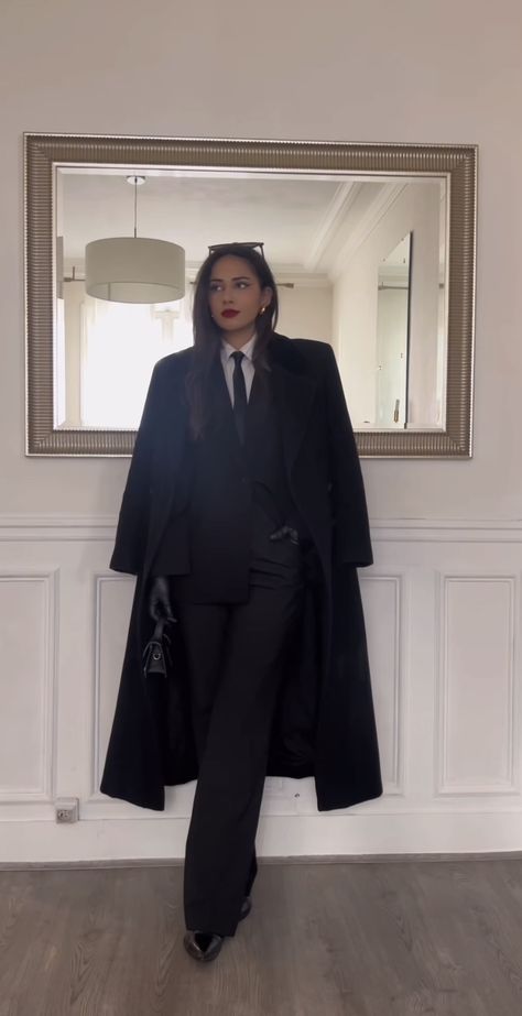 Elegant Lawyer Outfit, Dark Vibe Outfit, Women In Suits Aesthetic Formal, Women Coat Outfit Formal, Mafia Aesthetics Outfit, Black Suit Women Aesthetic, Mafia Aesthetics Women Clothes, Mafia Dress Outfit, Powerful Outfits Women