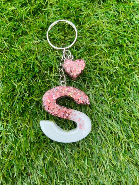 Letter Resin Keychain, Initial Keyring, Letter Resin, R Letter, S Logo Design, Resin Crafts Tutorial, Pics For Dp, Resin Keychain, Cute Cartoon Images