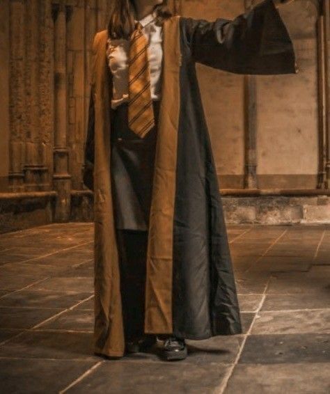 Hufflepuff uniform Hogwarts Uniform Aesthetic, Hufflepuff Uniform, Hufflepuff Students, Harry Potter Uniform, Hufflepuff Outfit, Hogwarts Uniform, Hogwarts Outfits, Harry Potter Oc, Slytherin And Hufflepuff