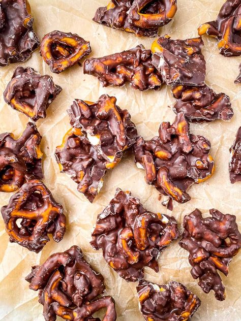 Chocolate covered pretzel bark broken into pieces on brown parchment. Chocolate Pretzel Bark, Pretzel Bark Recipes, Pretzel Chocolate Bites, Bark Recipes Easy, Pretzel Bark, Bark Recipes, Pretzel Snacks, Turkish Desserts, Mini Pretzels