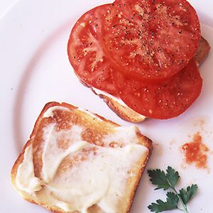 Mater Sammich...ain't nothin' better Italian Tomato Salad, Tomato Sandwich Recipes, Mayo Sandwich, Summer Sandwiches, Tomato Sandwich, Summer Tomato, Southern Cooking, Tomato Recipes, Wrap Sandwiches