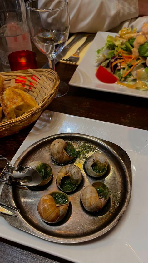 dinner in a Parisian restaurant. Snails Dinner with a loved one. boy and girl at dinner. delicious dinner, delicacies. aesthetic photo of the dinner French Restaurant Aesthetic, Wedding Dinner Food, Parisian Dinner Party, Parisian Dinner, Parisian Restaurant, Fine Dining Recipes, Restaurant Dishes, Story Ig, French Restaurants