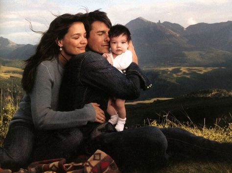 Tom Cruise And Suri, Katie Holmes Tom Cruise, Anne Leibovitz, Tom Cruise Movies, Suri Cruise, Family Photo Frames, Family Inspiration, Family Shoot, Annie Leibovitz