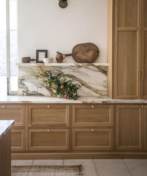 Ralph Rucci, Classy Kitchen, Popular Kitchens, Marble Counter, Kitchen Inspiration Design, Luxury Kitchens, Kitchen Inspo, Counter Tops, Luxury Kitchen