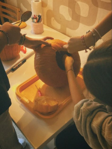 halloween, pumpkin, pumpkin carving, aesthetic, aesthetic pic inspo, fall, autumn, cozy, cosy, friends, scary, spooky Autumn Dates Aesthetic, Halloween Ideas Aesthetic, Carving Pumpkins Aesthetic, Fall Date Aesthetic, Soft Fall Aesthetic, Pumpkin Picking Aesthetic, Pumpkin Carving Date, Fall Hangout, Pumpkin Carving Aesthetic