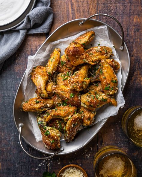 This is the ultimate game day snack. Parmesan Wings, Garlic Parmesan Wings, Crispy Wings, Baked Garlic, Garlic Butter Chicken, Chicken Wing Recipes, Garlic Parmesan, Wing Recipes, Meat Free