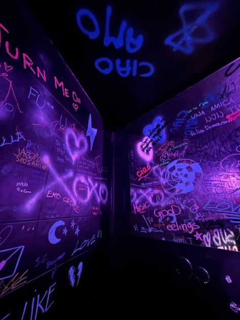 Purple Cybergoth Aesthetic, Jinx Core, Purple Cyberpunk, Lara Core, Neon Cyberpunk Aesthetic, Cybergoth Aesthetic, Jinx Aesthetic, Blue Moodboard, Neon Graffiti