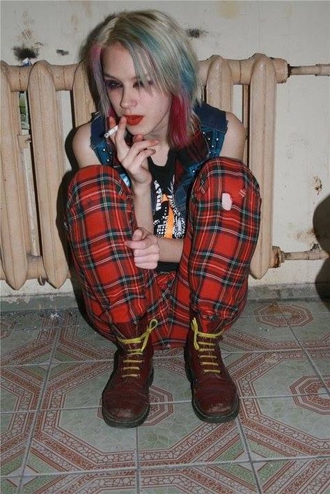 Punk Knees To Chest Pose Reference, Knees To Chest Pose, Stile Punk Rock, 1970s Punk, Punk Rock Girls, Chicas Punk Rock, Chica Punk, Punk Girls, 70s Punk